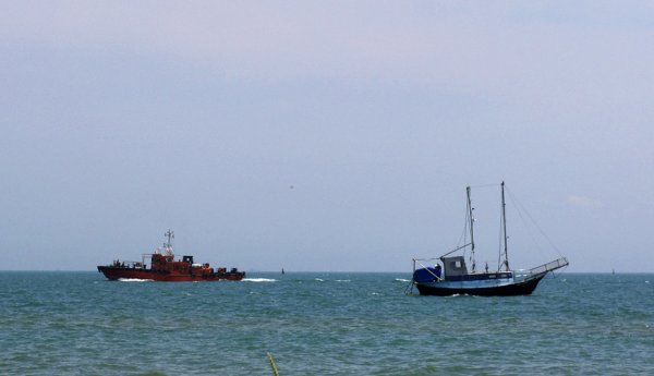 Корабли расходятся в море