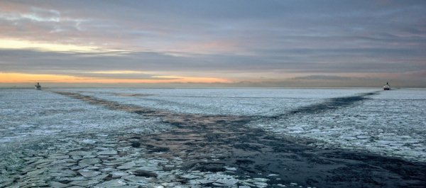 Корабль уходит в море