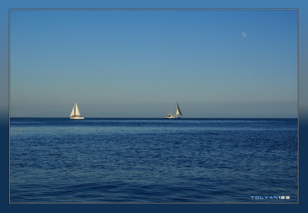 Два корабля в море