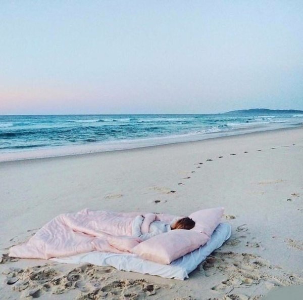 Кровать на пляже