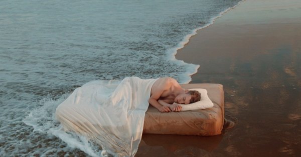 Спать на берегу моря