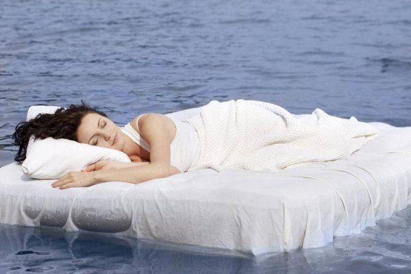 Девушка лежит на берегу