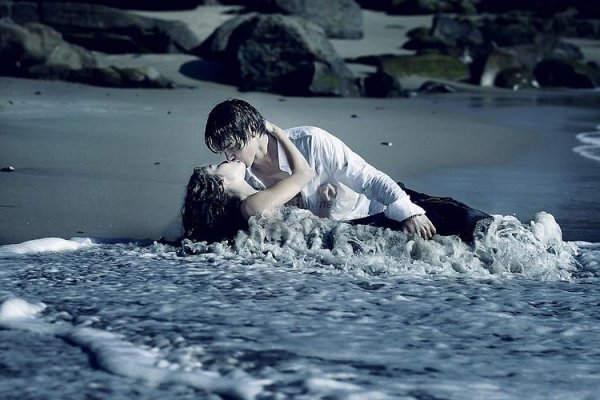 Костер на берегу моря романтика