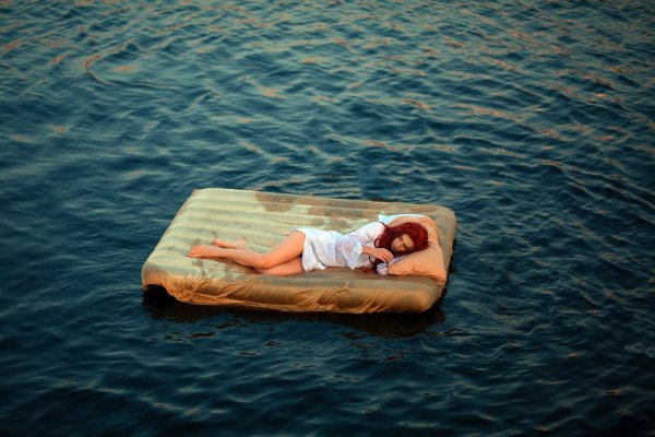 Девушка у моря зимой