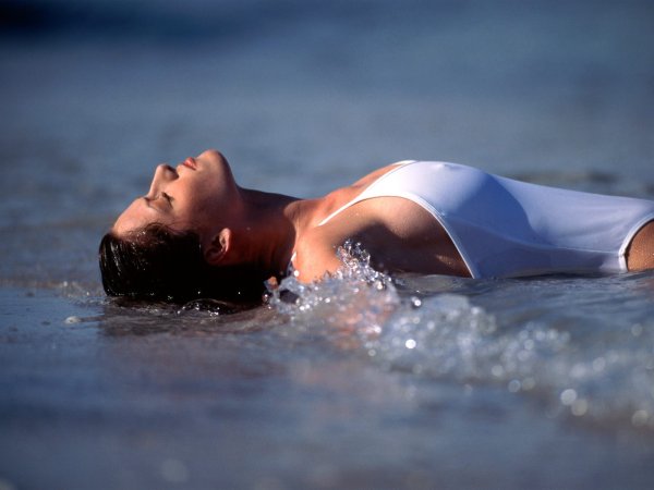 Лежит на траве