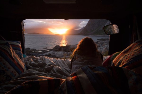 Девушка у окна с видом на море