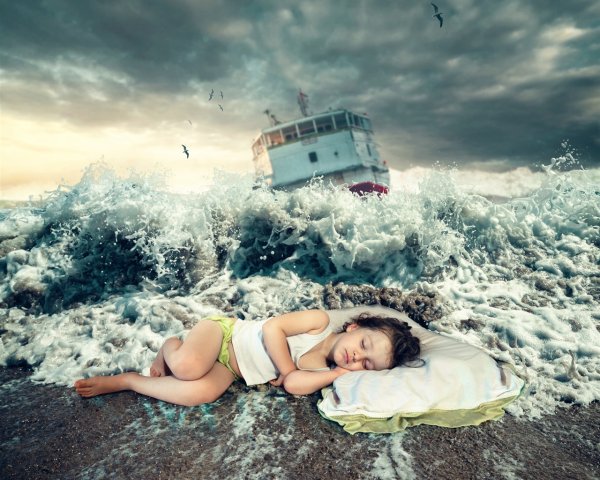 Девушка лежит на песке