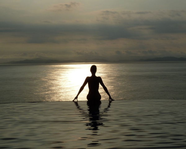 Девушка на фоне моря спиной