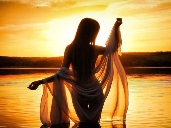 Девушка с короткими волосами на море