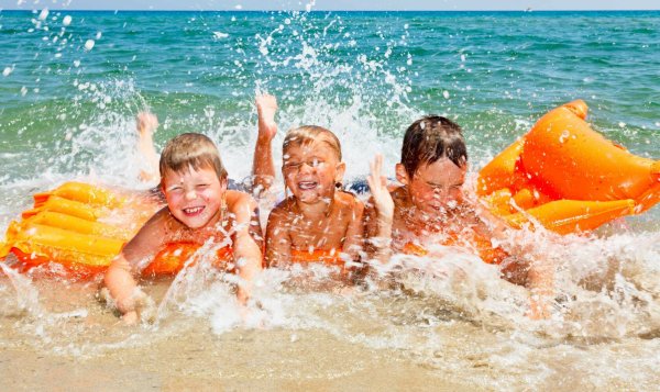 Малыш на море