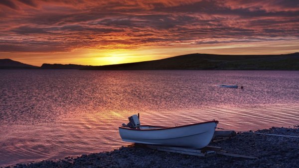 Лодка в море