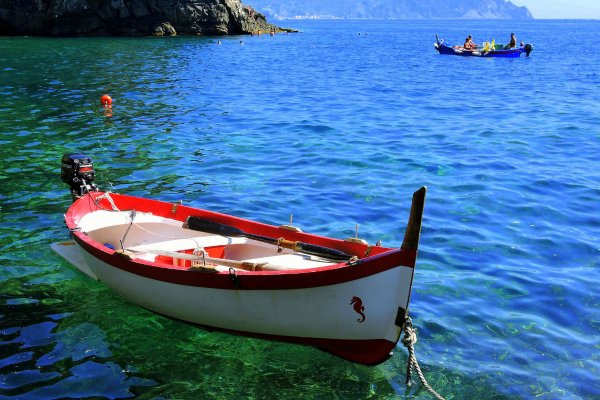 Рыбацкая лодка в море