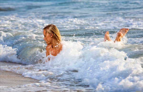 Девушка на волне