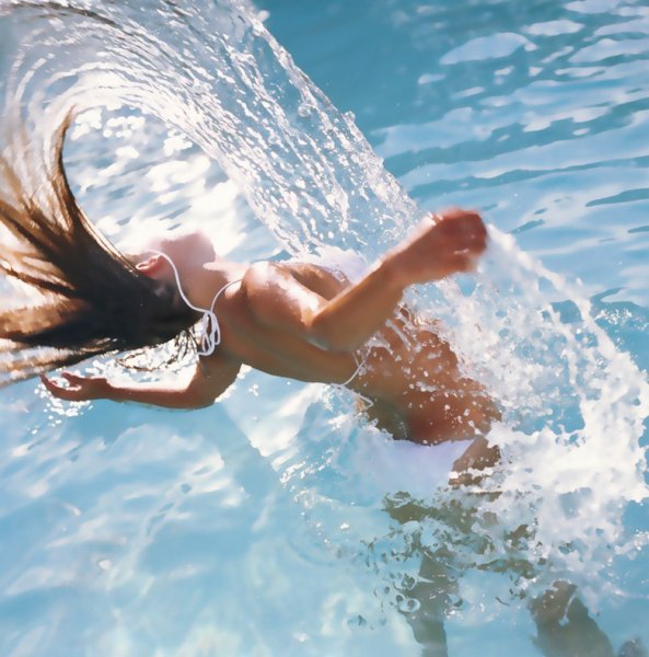 Девушка плавает в море