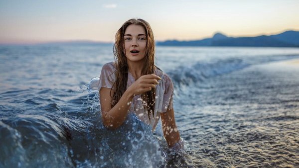 Девушка на волне