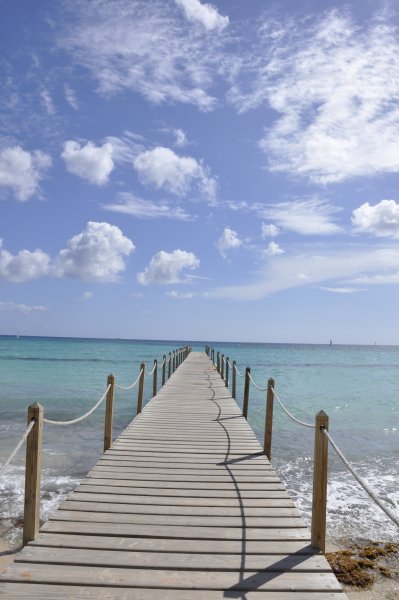 Морской причал на закате