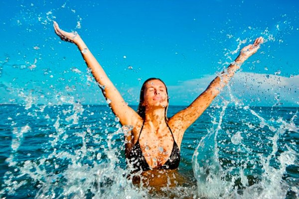 Девушка в брызгах моря