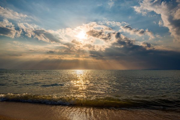 Солнечное небо море