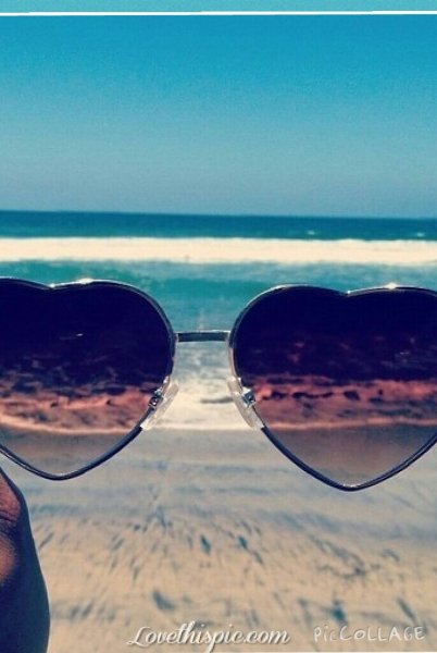 Женские ноги на море