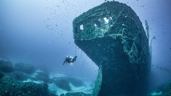 Корабль под водой