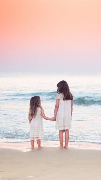 Две девочки у моря