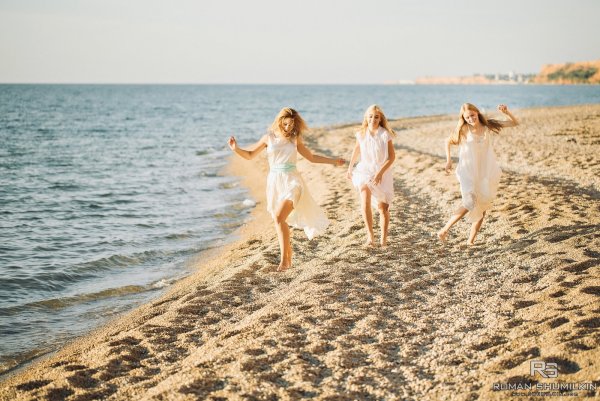 Подруги на берегу моря