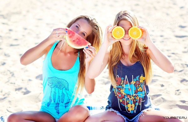 Подруги на пляже