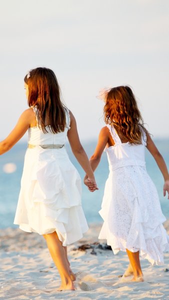 Подруги в купальниках на море