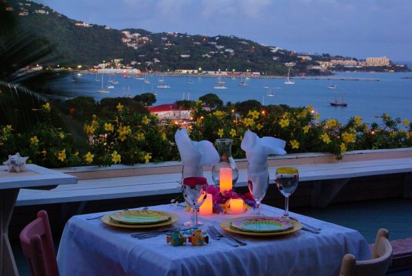 Столик у моря