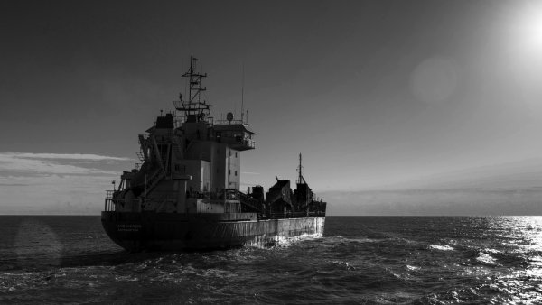 Одинокий корабль в море