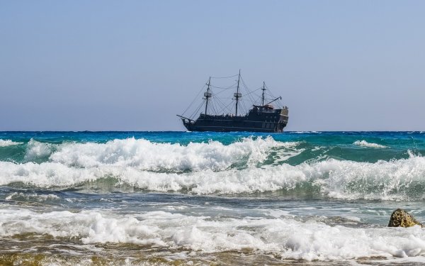 Корабль у берега