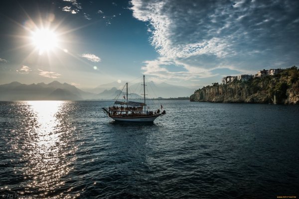 Море парусник горы