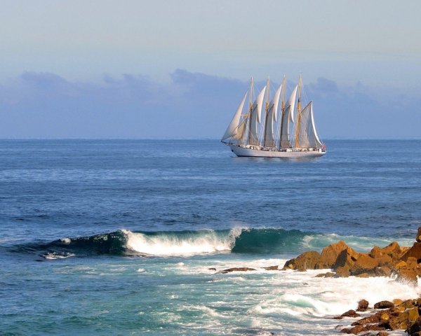 Корабль плывет