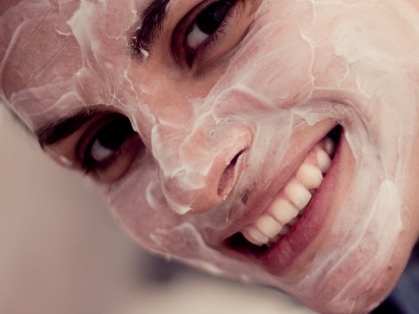 Девушка с майонезом на лице