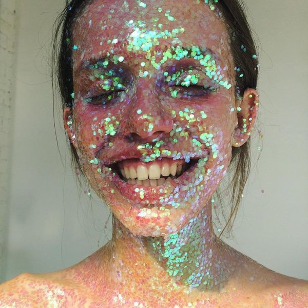 Девушка косметолог маска