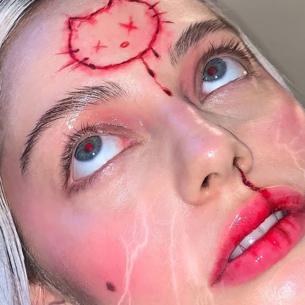 Брюнетка пирсинг губы