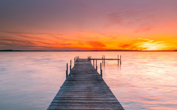Озеро на пирсе закат