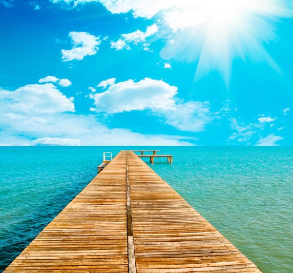 Пирс уходящий в море