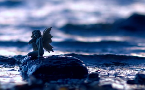 Ангел девушка на Камне