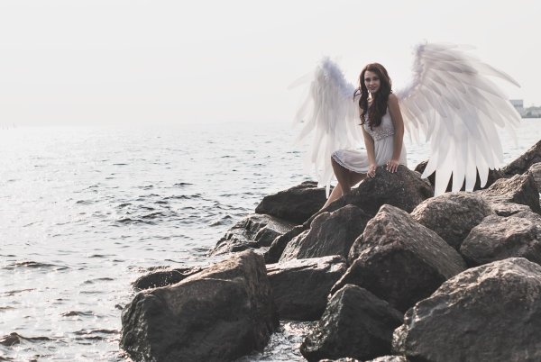 Фотосессия с крыльями ангела на море