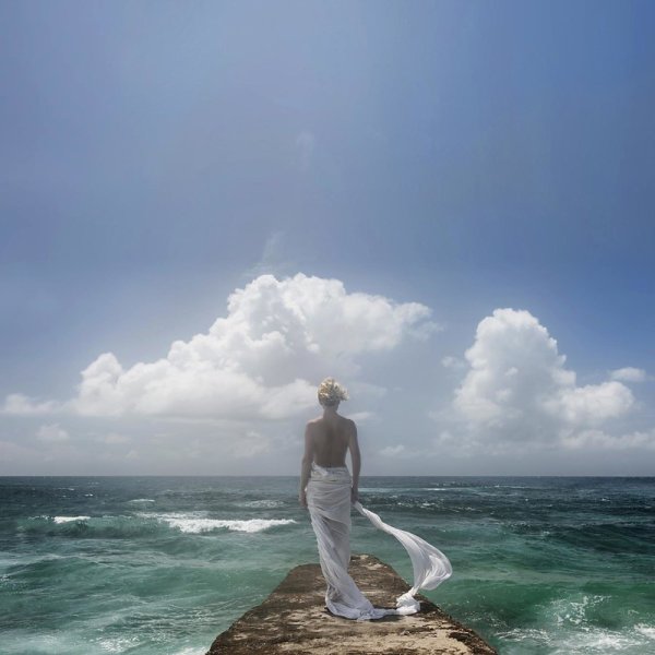 Девушка в одиночестве у моря