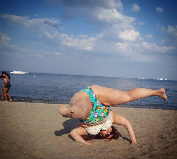 Толстая девочка на море