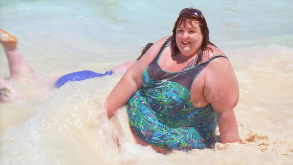 Толстая Левушка на море