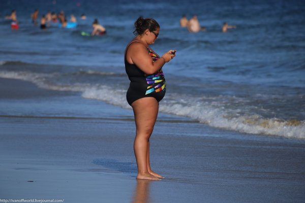 Жирные женщины на пляже