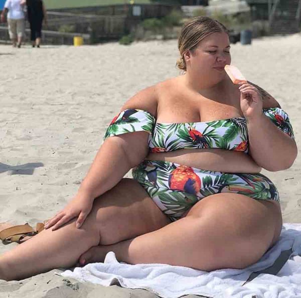 Полные женщины на пляже