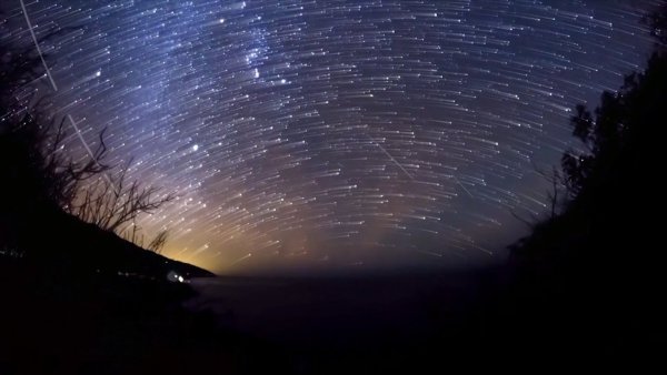 Ночное небо с метеоритами