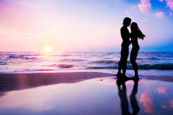 Влюбленные на фоне моря