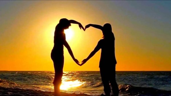 Влюблённые на фоне моря