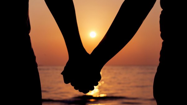 Мужчина и женщина на море