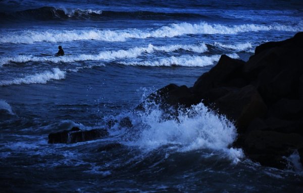 Ночной океан волны